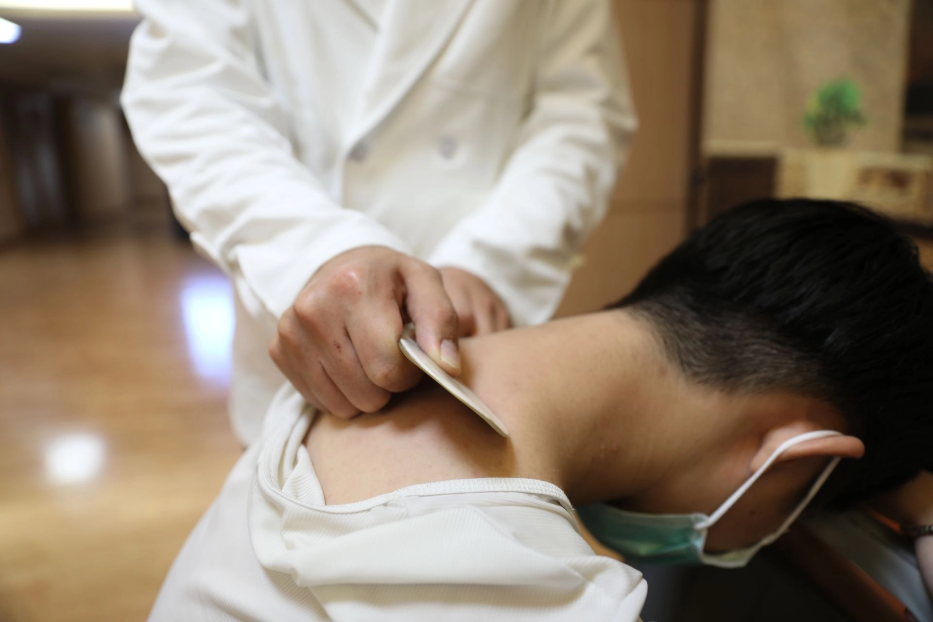 利丞鑫醫師建議,中暑(陽暑)刮痧時,刮痧板跟皮膚之間可以成30-45度角,也可以配合一條根藥膏、凡士林、嬰兒油或者精油。