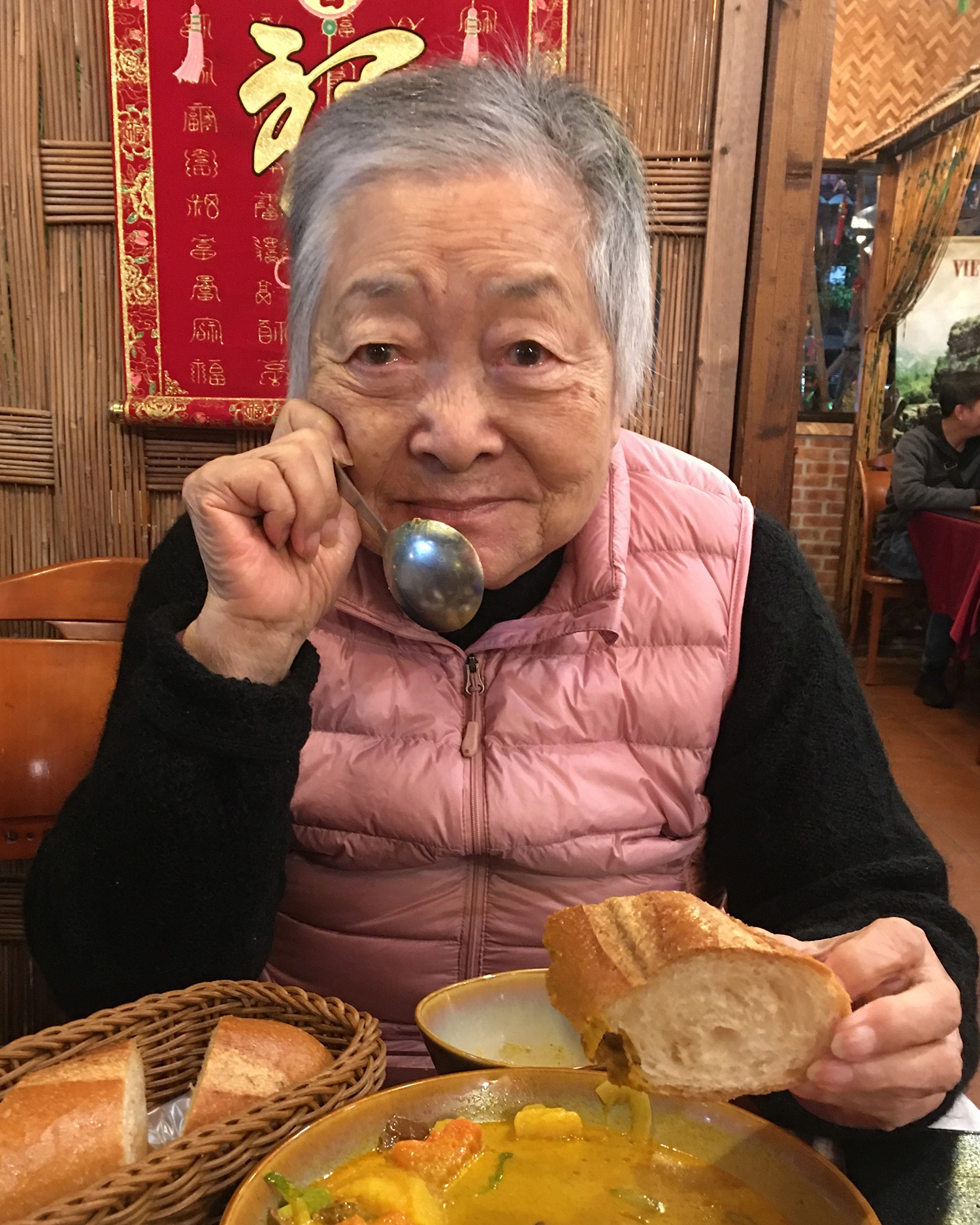《搜尋者》戲殺青,劉引商跟女兒重回汐止老家附近回味越南菜。