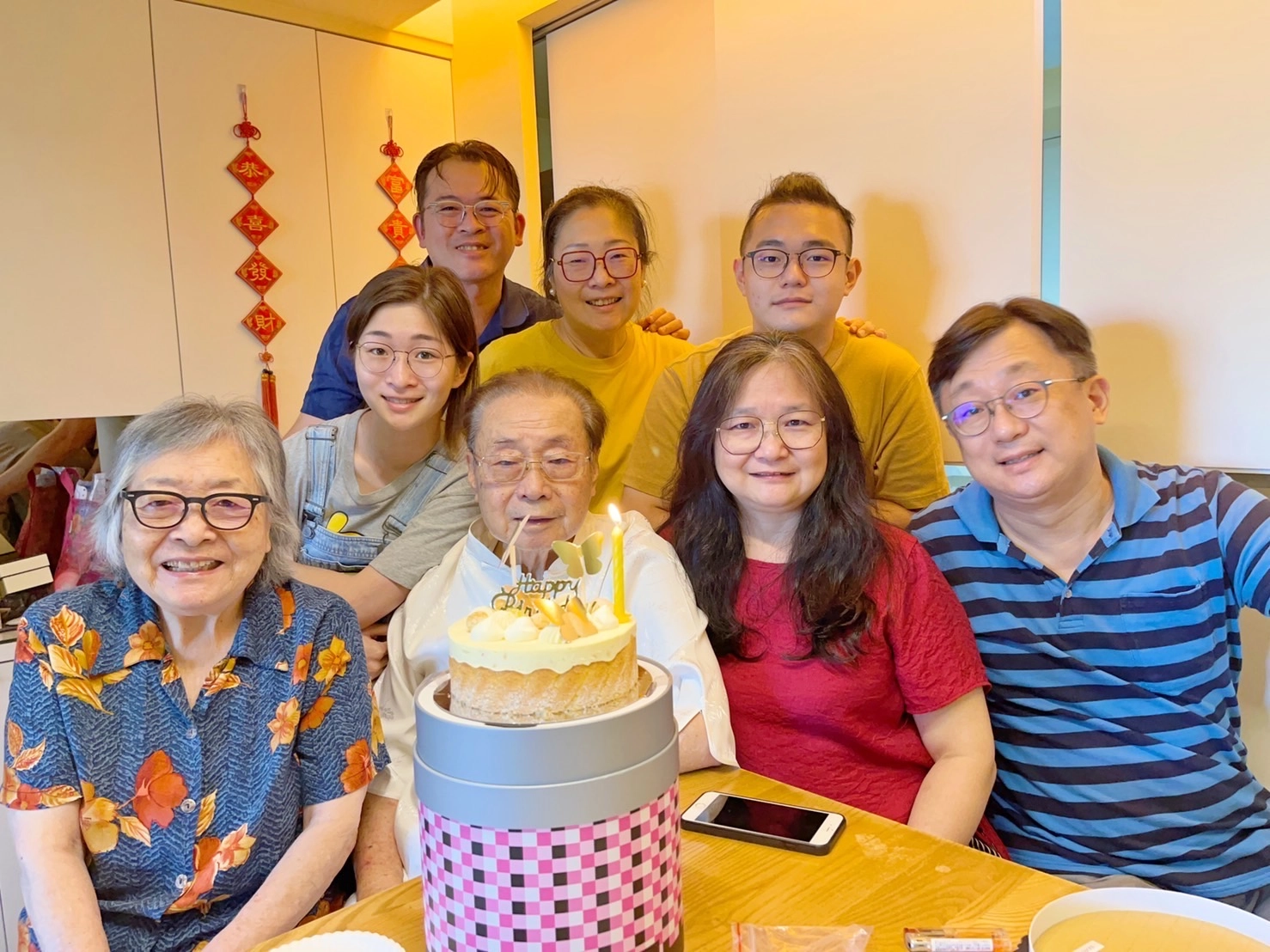 劉引商(左下)與全家福。