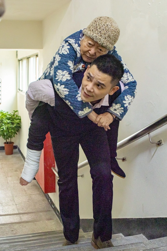 劉引商《搜尋者》劇中出院後,由里幹事(盧學叡飾演)揹、接送回家。