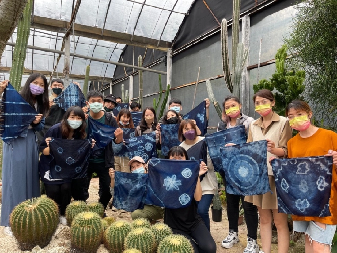 臺北古憶青年壯遊點穿越絹絲步道體驗藍染古藝,學員們展示獨一無二的作品。