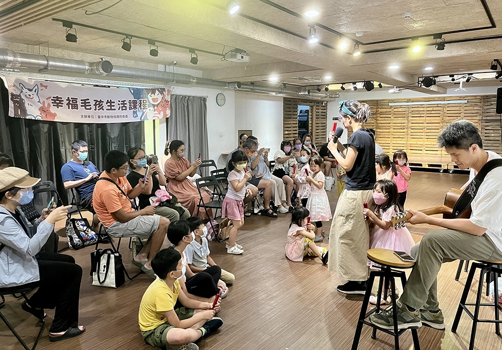 老師用生動的樂曲和帶動唱讓孩子們理解狗狗的心聲。