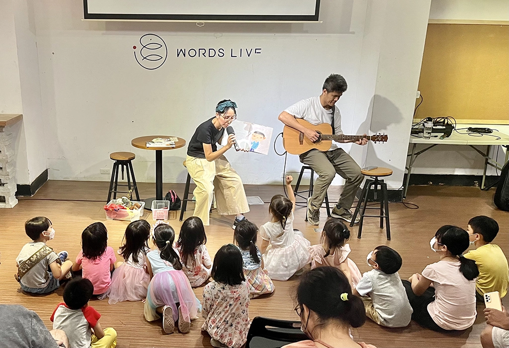 老師以音樂繪本讓孩子們學習養狗狗之前的準備。