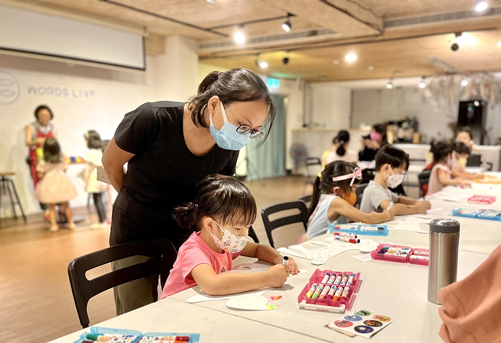 家長和孩子們一起創作-共享親子時光。