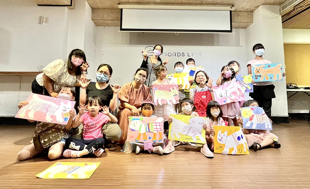 孩子們快樂分享創作出來的狗狗作品。