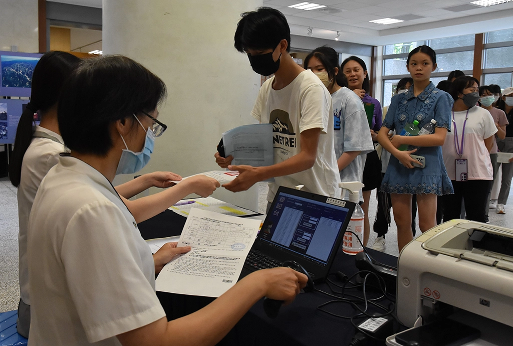 學生陸續排隊報到
