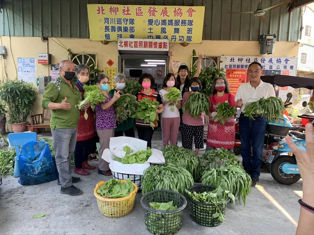 霧峰培養土種植的蔬菜送給霧峰區北柳社區觀懷據點長輩們享用。