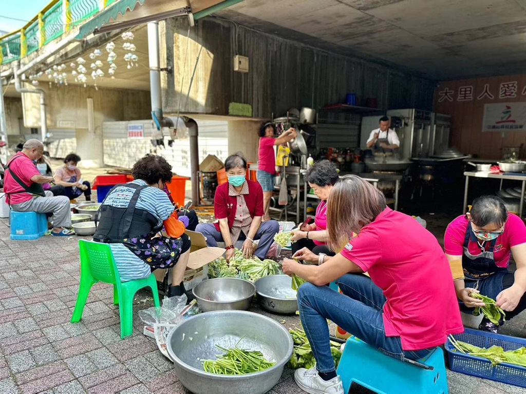 霧峰培養土產出的各種蔬菜提供給大里人愛心廚房長輩們食用。