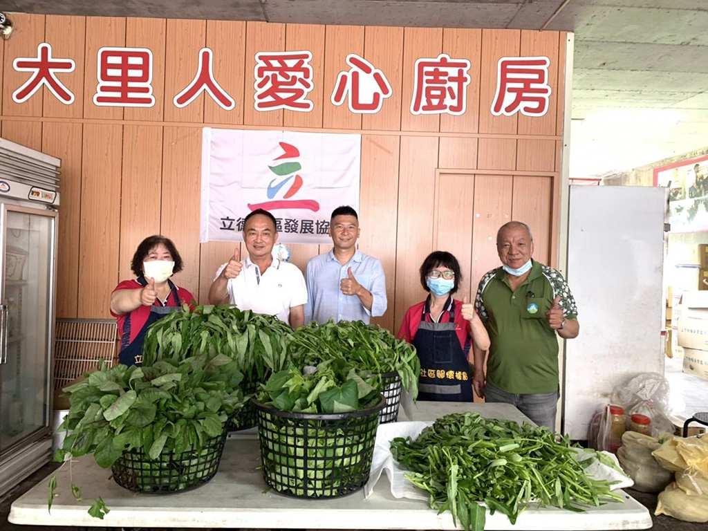 霧峰培養土產出的各種蔬菜提供給大里人愛心廚房長輩們食用。