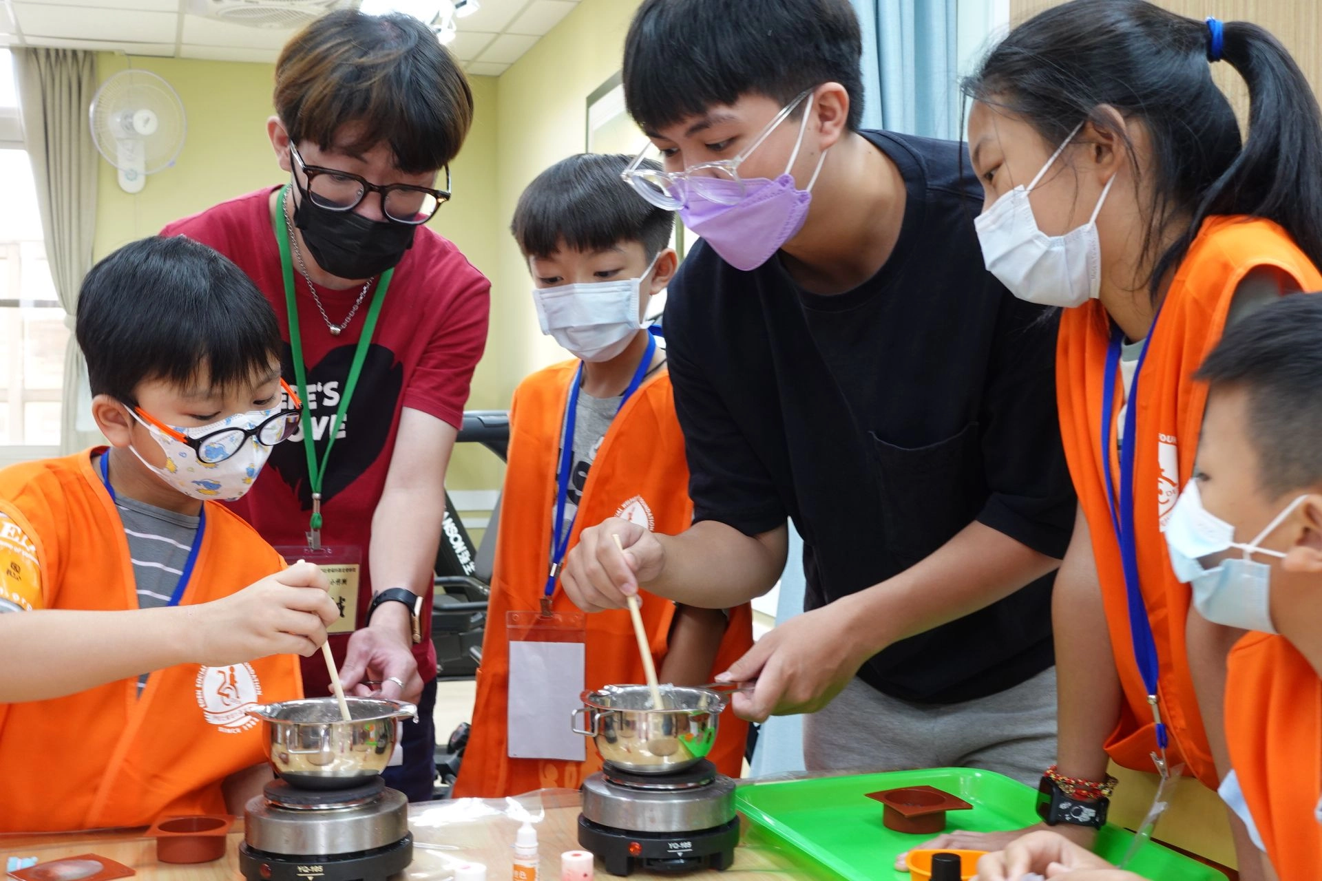 小小志工與伊甸幸福小作所學員(左二)齊心調製獨一無二的手工皂,專業度完全不輸職人。