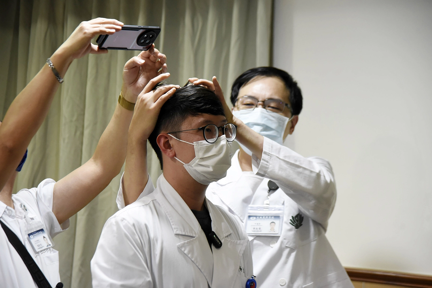 中醫李杭哲醫師,說明百會穴位置。