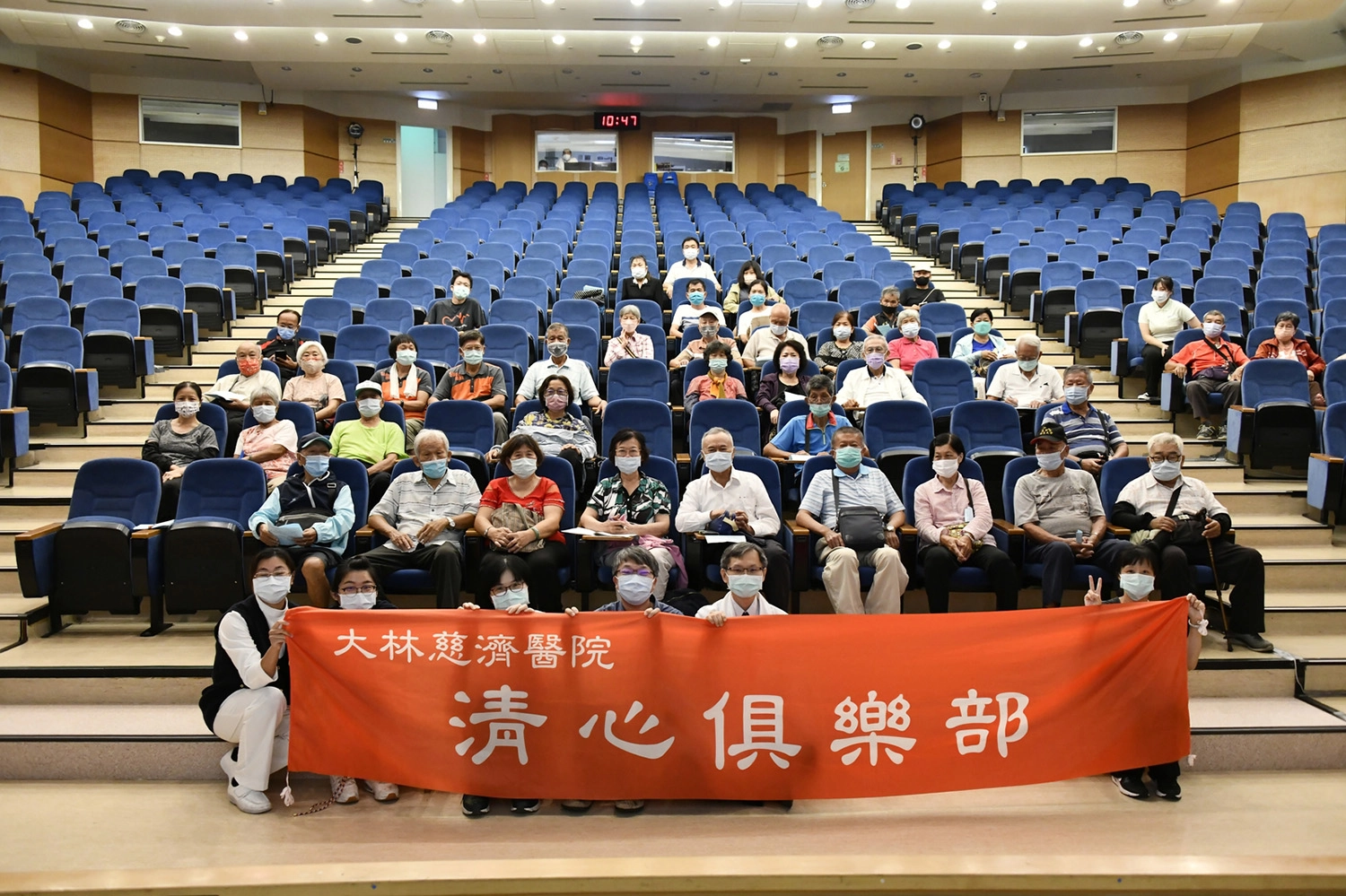 大林慈濟醫院7月15日上午與中華民國心律學會合辦「心動列車」清心俱樂部病友會,大合照。