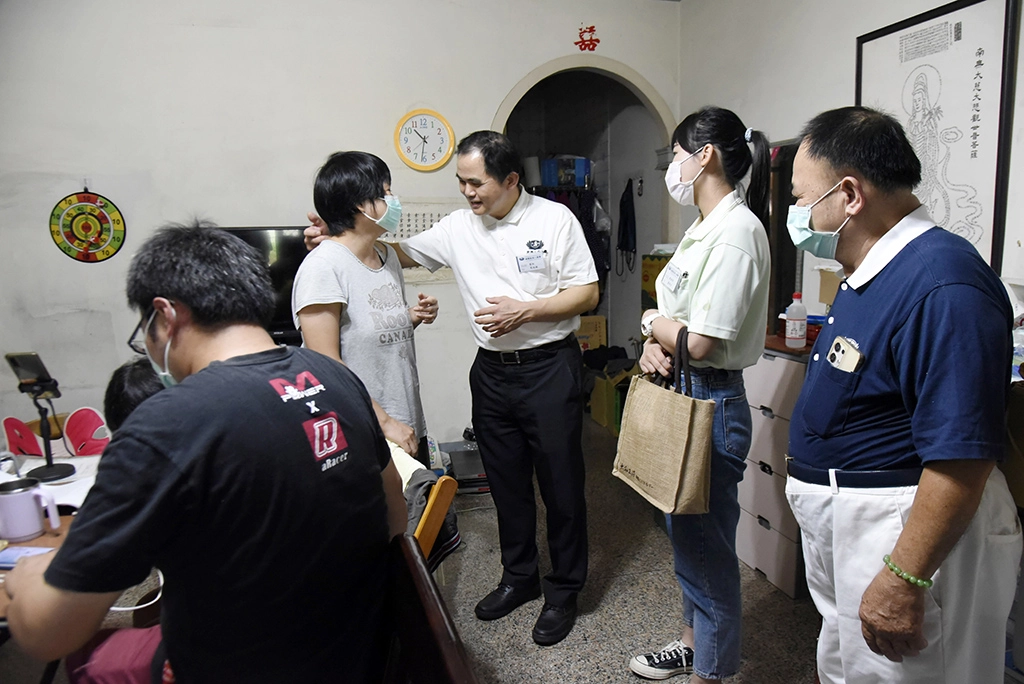 雲嘉南區人醫會召集人暨斗六慈濟醫院院長簡瑞騰,前往斗六往診,深入苦難人的家庭。