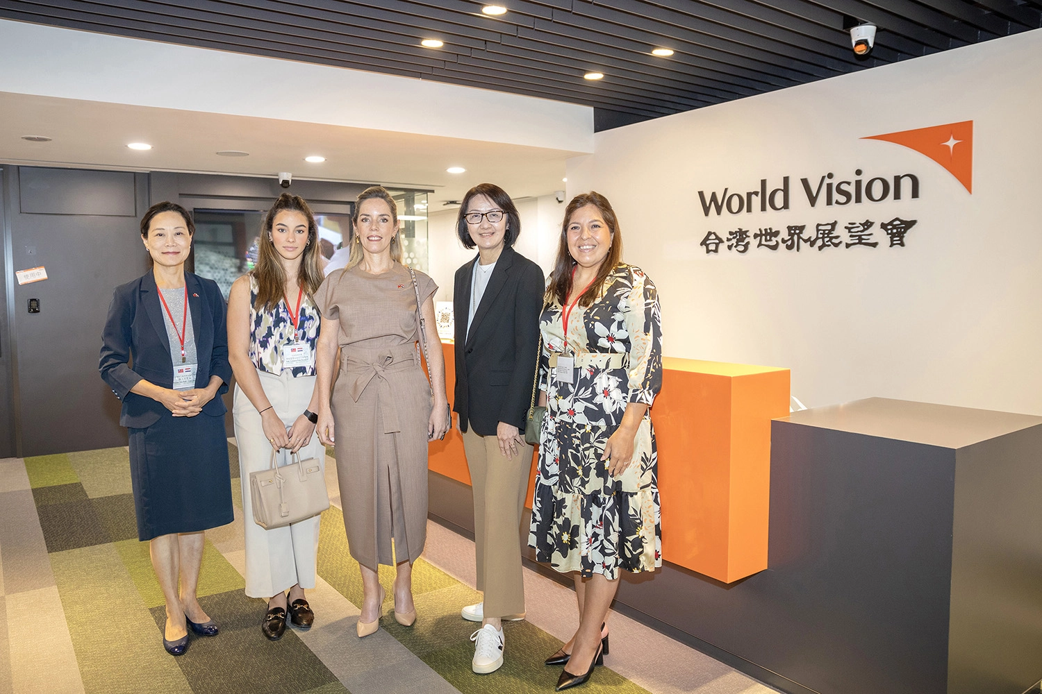 巴拉圭準第一夫人Leticia Ocampos(中)拜訪台灣世界展望會,與展望會會長李紹齡(右二)對話交流,期盼開啟台灣與巴拉圭的服務交流管道。左一為外交部拉丁美洲及加勒比海司大使張俊菲。