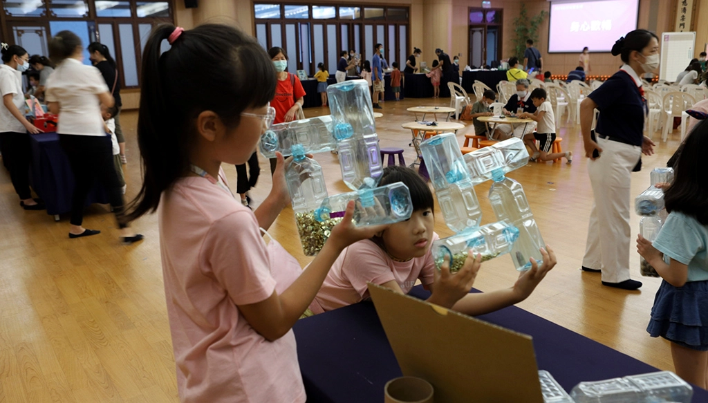 讓參與的三歲幼兒至國小三年級小朋友,從遊戲中增長知識也學到「愛山、愛水、愛惜地球資源的環保觀念」。