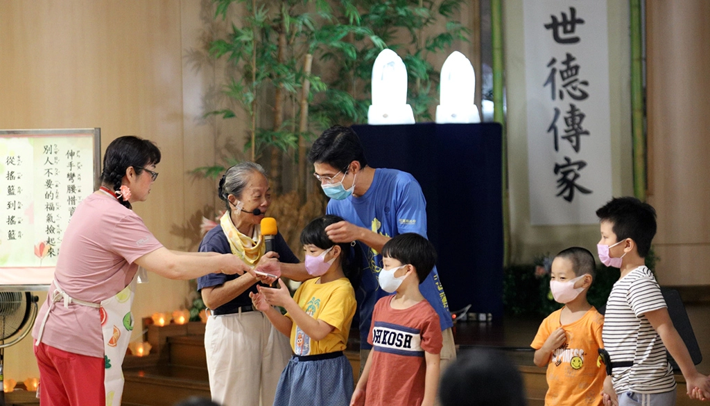 活動從「瓶子阿嬤劇場」揭開序幕,環保團康手語示範教學、兒童趣味闖關GO。