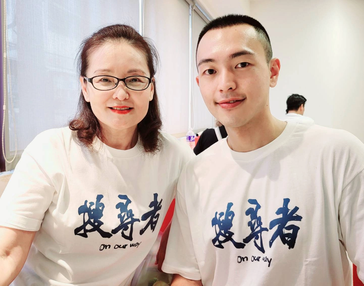 王淑娟(左)讚揚莊岳(右)演技(圖王淑娟提供)