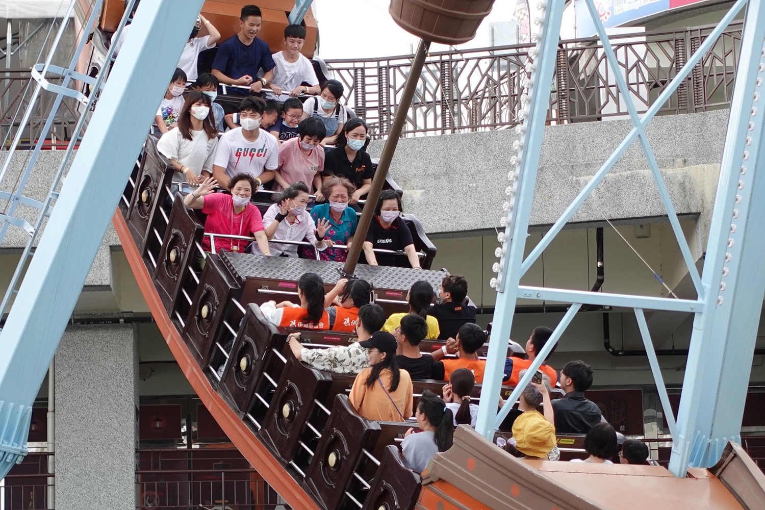 宜蘭教養院住民(中上第一排)在志工、社工的陪伴下,盡情體驗遊樂設施。