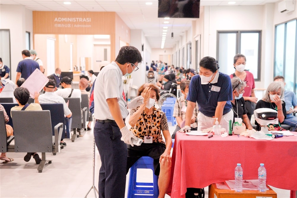 義診前篩檢安排於五月二十日,病人在印尼慈院的健保門診區接受檢查。