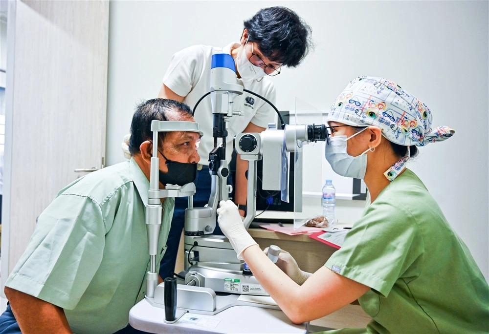 眼科醫師瑪蒂爾妲(Dr. Matilda Susanto, Sp.M) 為病人進行術後檢查,人醫會薇妮護理師從旁關懷陪伴。