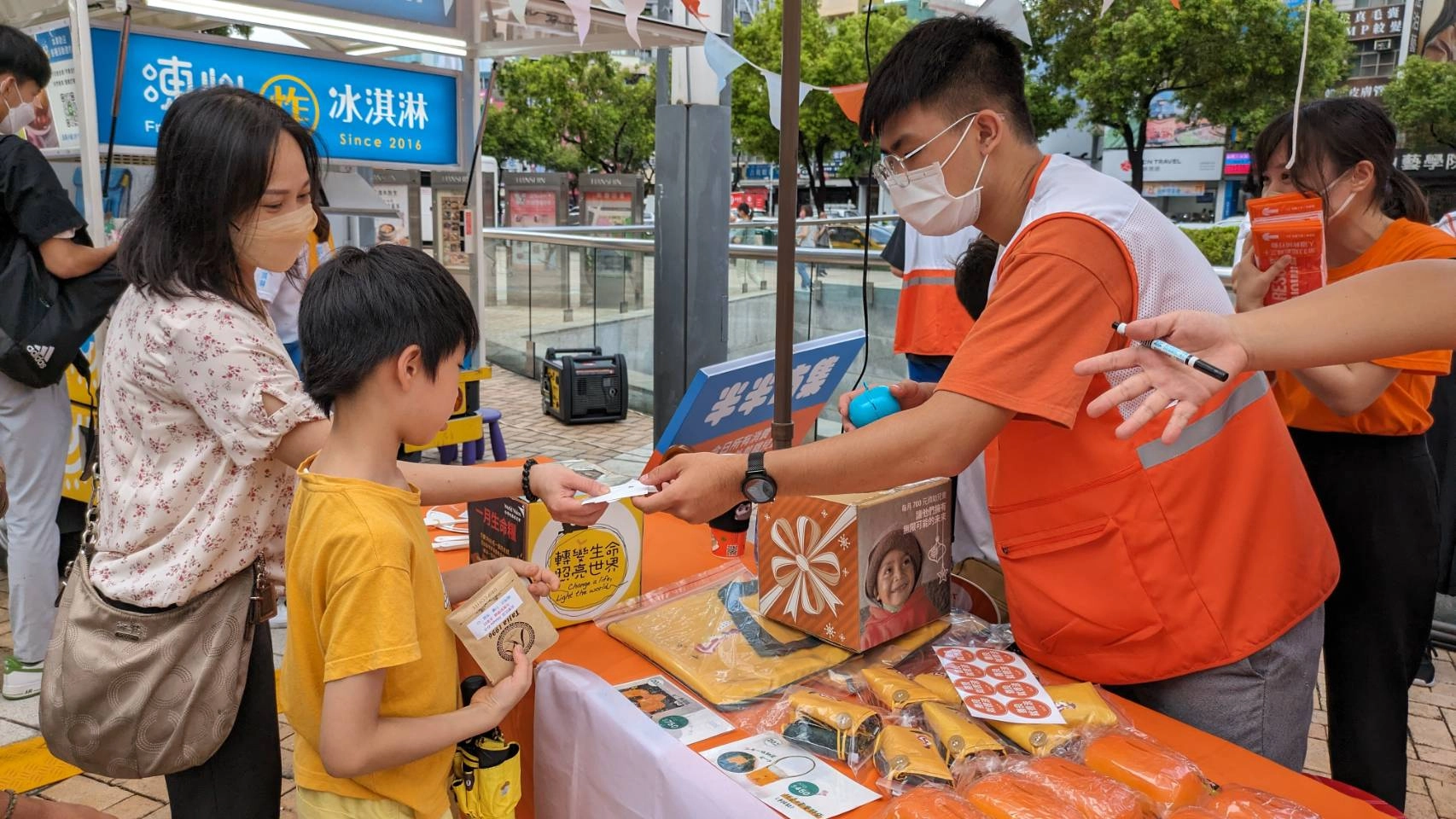 27家知名愛心攤車這週末將齊聚「半半市集」,邀請民眾一起到台北花博公園享用半份美食、分享完整愛心,以行動翻轉危「飢」。