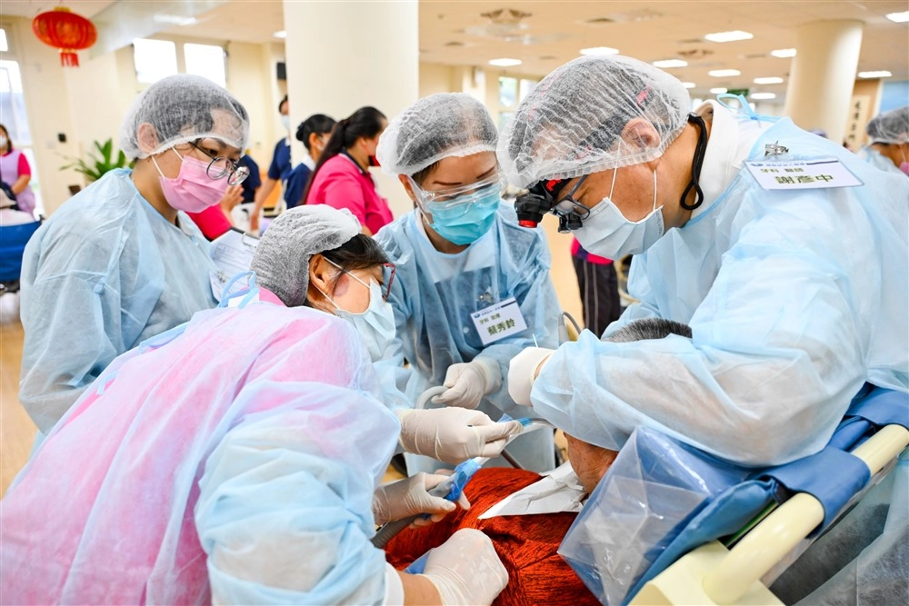 北區、中區、高屏區、東區慈濟人醫會共二百多位醫護人員與志工團隊,五月二十至二十一日兩日於臺東仁愛之家、創世臺東分院、慎修養護中心,為共約三百位住民進行牙科、耳鼻喉科、外科診療照護及衛教義診活動。