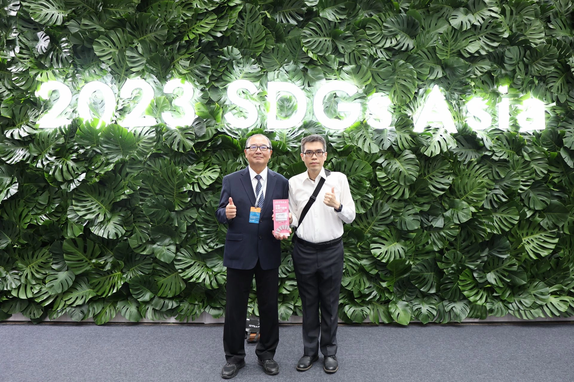 花蓮慈濟醫院癌症醫學中心,榮獲2023台灣永續行動獎SDG03健康與福祉組金獎,許文林副院長(左)、癌症醫學中心主任許仁駿(右)。
