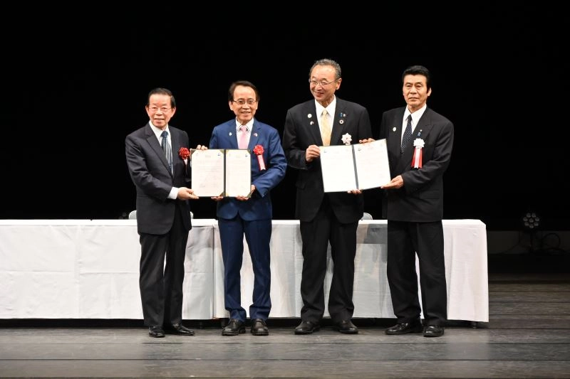 (左起)駐日代表處大使謝長廷、高雄市副市長林欽榮、佐渡市長渡邊龍五、佐渡市議長近藤和義於簽署合作署忘錄儀式紀念合影