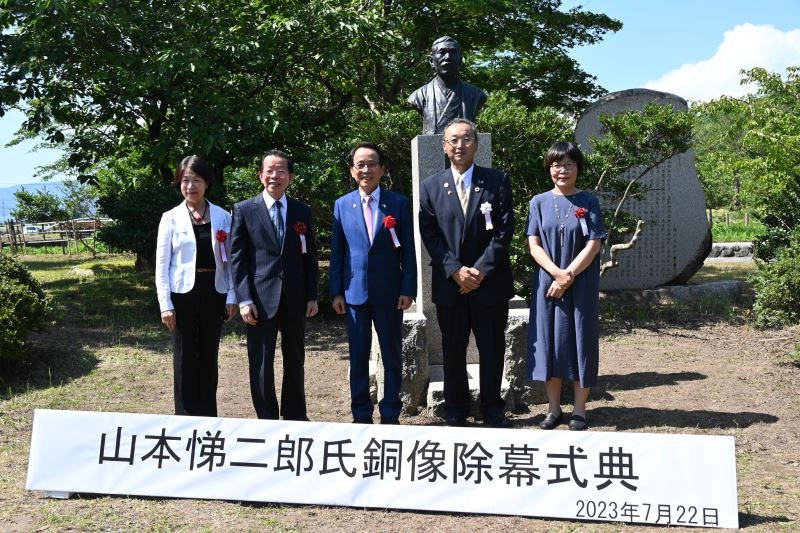 (左起)臺灣旅日舞蹈家若林素子、駐日代表處大使謝長廷、高雄市副市長林欽榮、佐渡市長渡邊龍五、臺灣文化中心主任王淑芳於山本悌二郎銅像揭幕式合影
