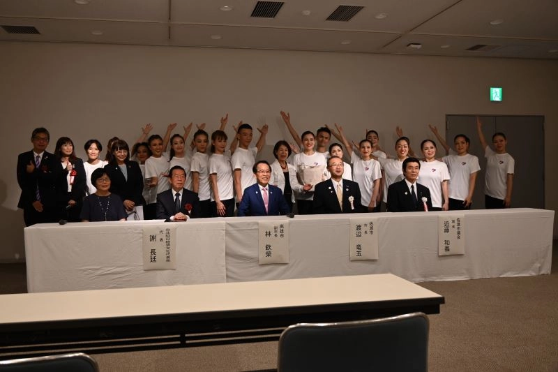 臺灣活動表演團隊與臺日貴賓紀念合影