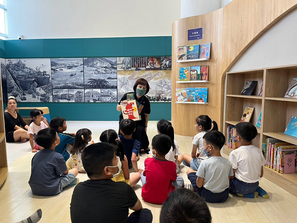 國立台灣美術館志工團隊也挑選消防相關書籍,以導讀及生動活潑小劇情方式教導。