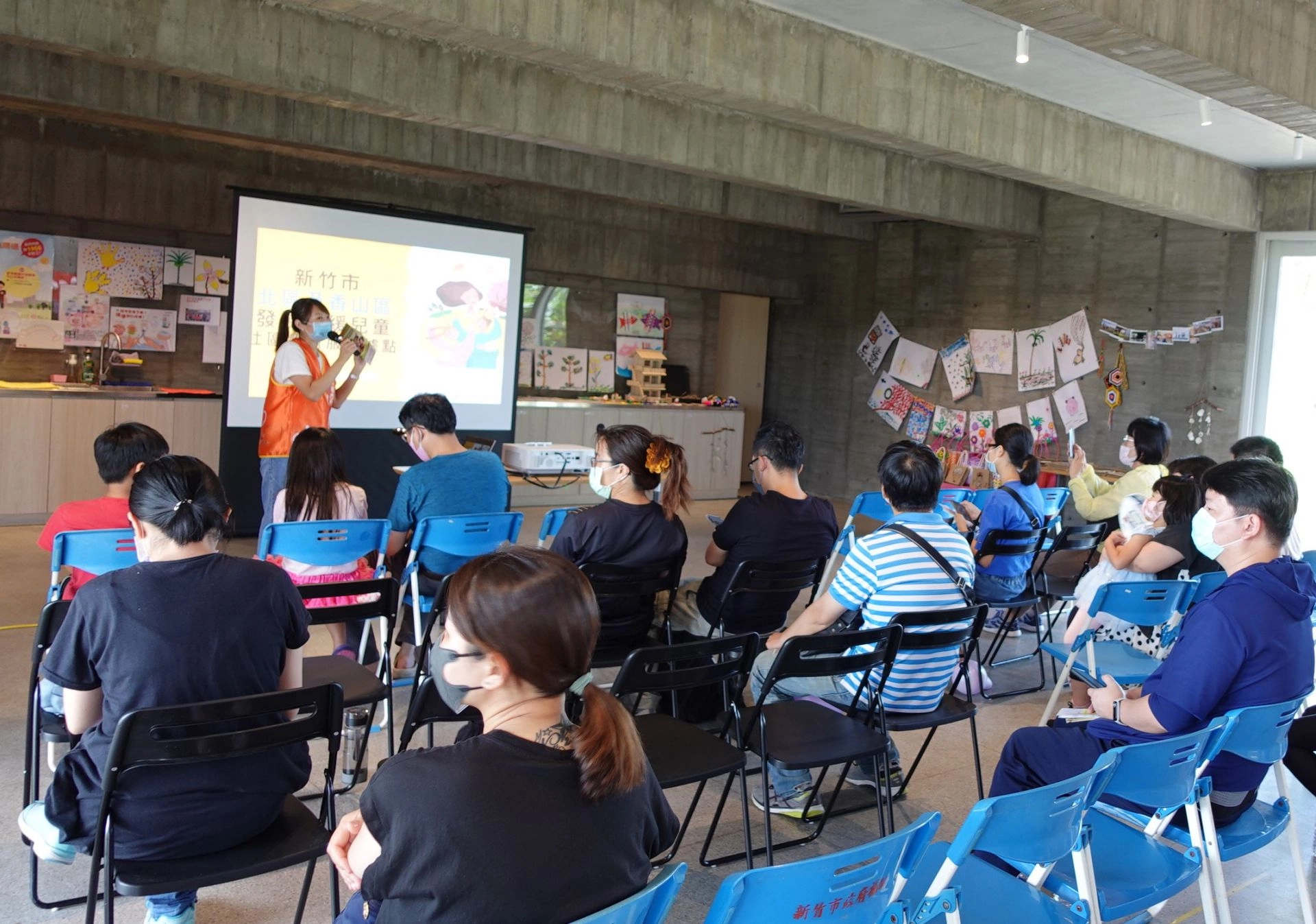 為推廣兒童成長發展觀念,伊甸於(22)日上午假竹市那魯灣文化聚落舉辦「夏日豐收慶典」,親子趣味闖關宣導活動,吸引了30對親子參與。