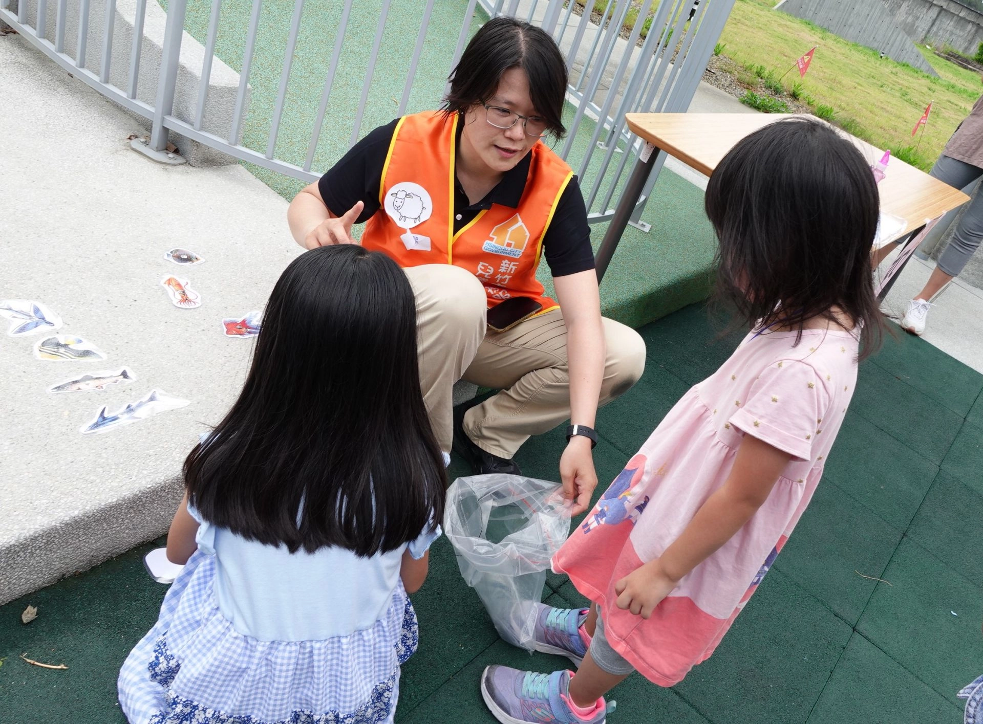 活動中,伊甸專業團隊陪伴家長與孩子進行互動闖關遊戲,讓家長學習親子的互動技巧,提升對孩子發展的掌握度。