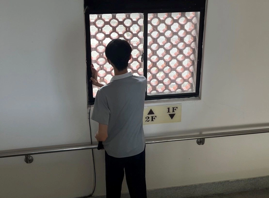 總務處工讀生提前關閉每樓層窗戶。