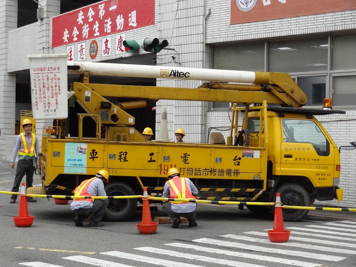 台電全力嚴防強風豪雨可能帶來的災害,並備妥搶修車輛與機具。