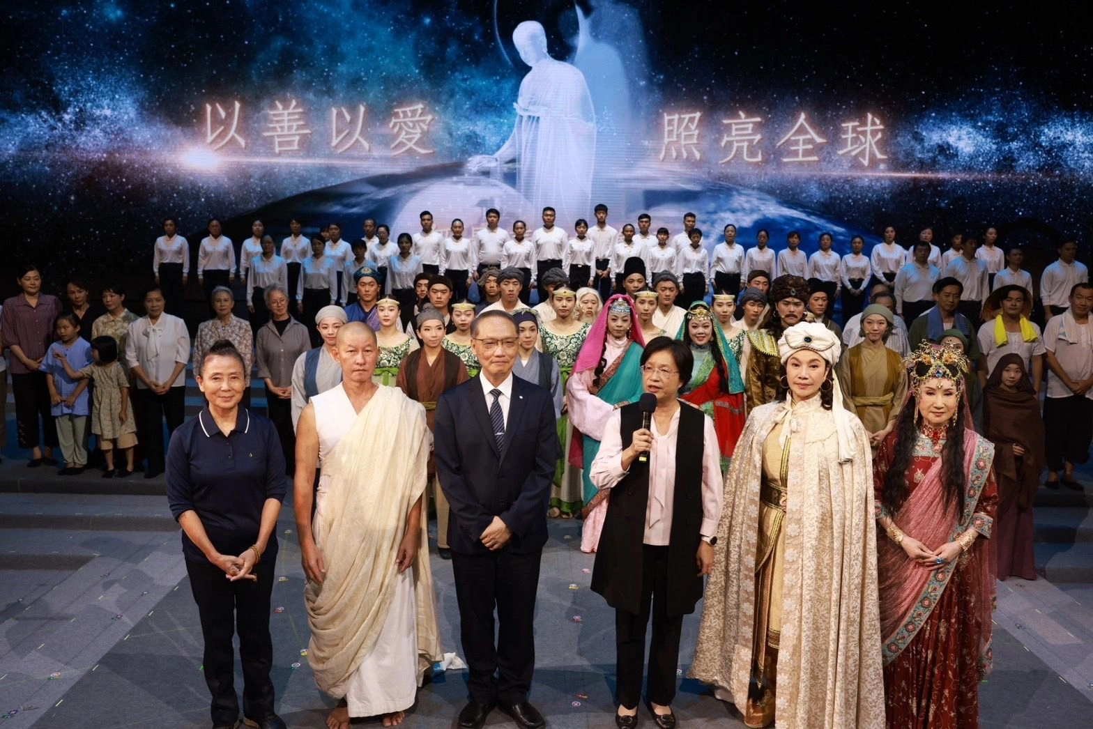 慈濟邀表演藝術家包含唐美雲歌仔戲團、優人神鼓、演藝人員舉辦慈濟《無量義 法髓頌》經藏演繹，2023年7月28日下午首場演出，縣長王惠美出席。