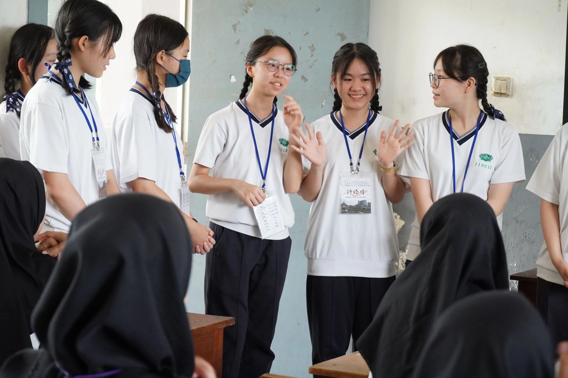 習經院的男同學與女同學分別與臺南慈中交流,年輕人互動總是青春無限。