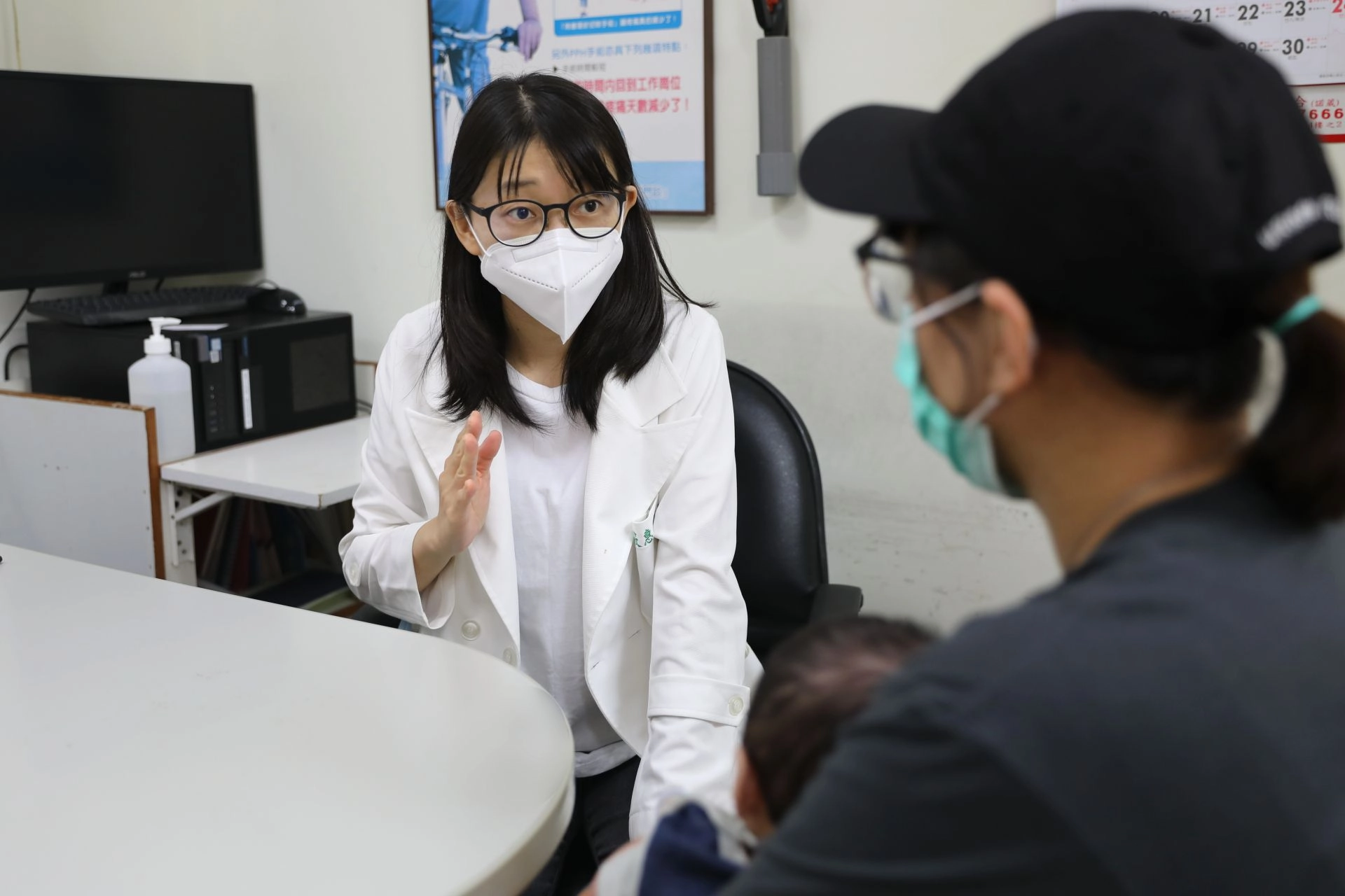 楊筱惠醫師叮嚀,當寶寶持續發生嘔吐,爸媽應注意嘔吐內容物、顏色以及嘔吐與喝奶時間的間隔,並就醫排除是否有幽門肌肉肥厚問題。
