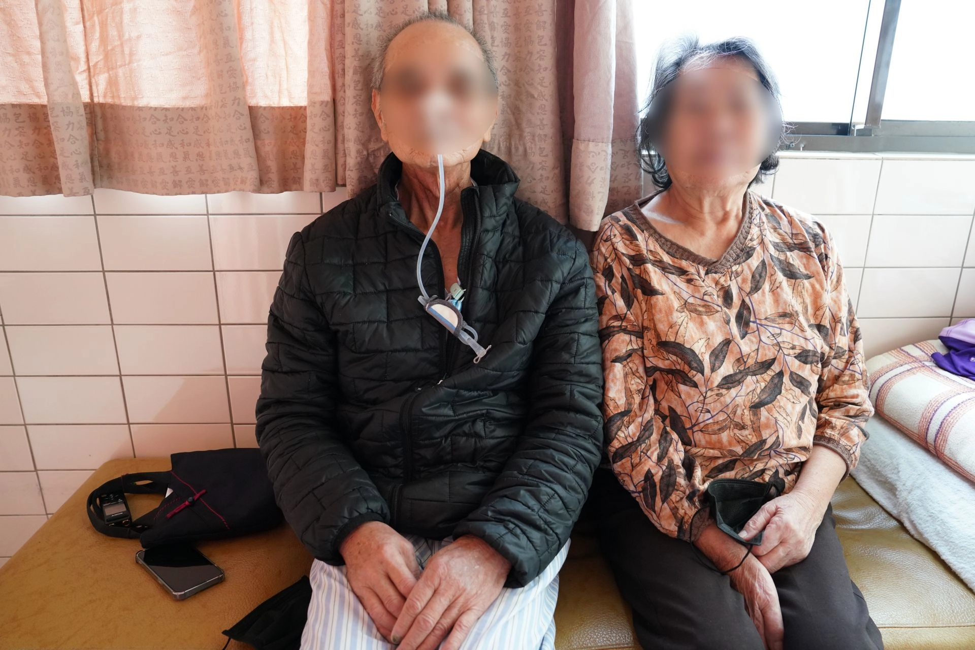 劉姓病友(化名,左)17年前口腔底癌第三期,日前又出現聲音沙啞、吞嚥困難、體重減輕等症狀,太太始終陪伴在身邊,不眠不休照護,鶼鰈情深令人動容。