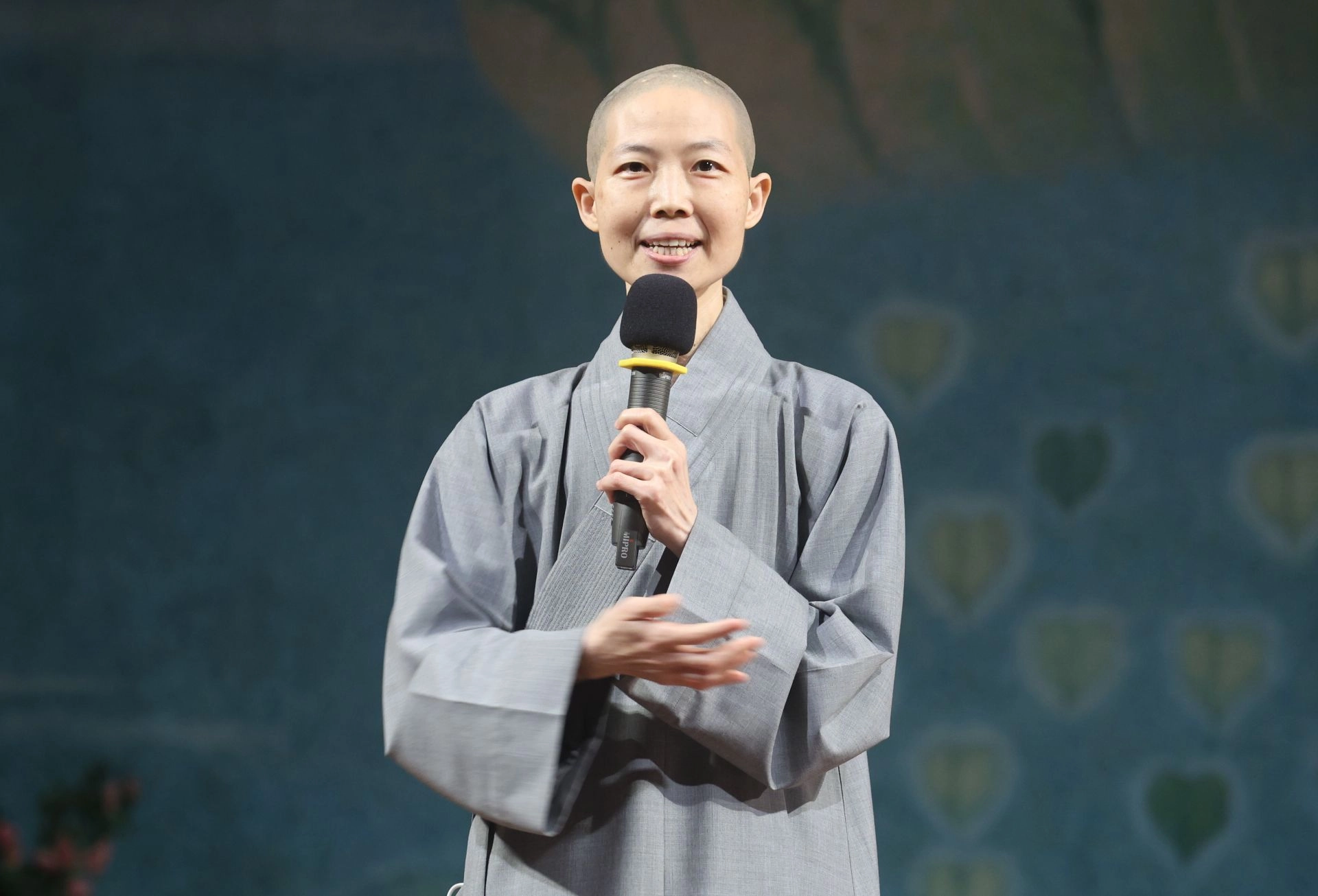 靜思精舍德劭法師提醒,時時懷抱感恩、尊重、愛,才能人見人愛。