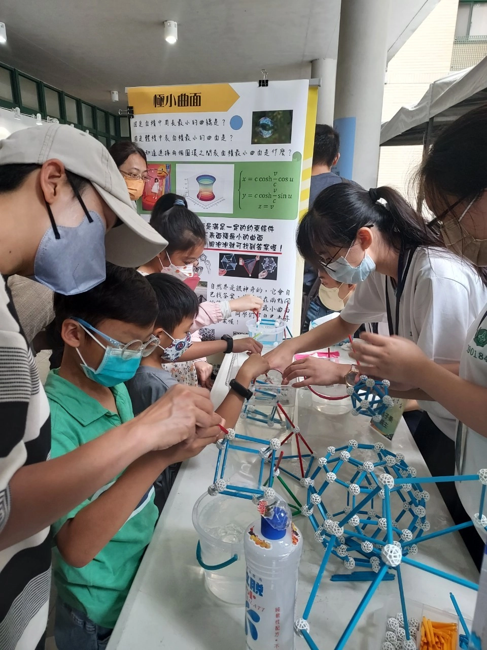 高中學生參與成大理工大道科學博覽會擺攤,操作科學實驗。