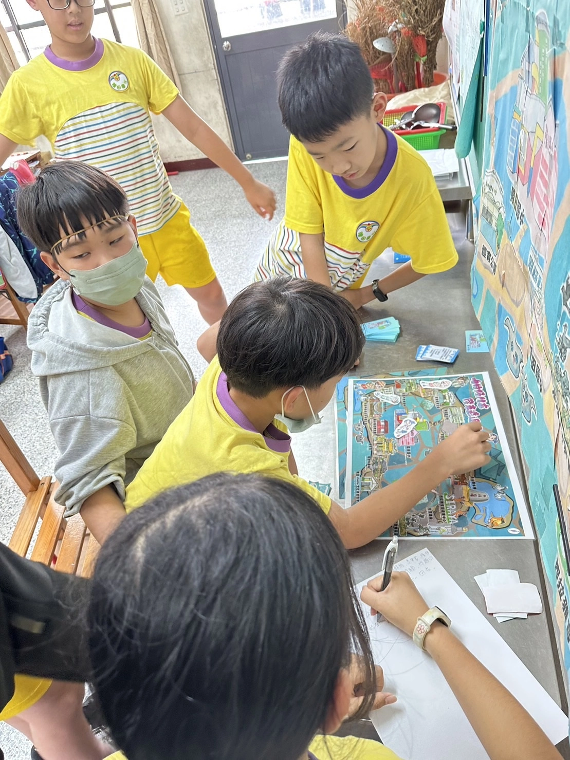 臺南市隆田國小閩南語沉浸式教學結合校訂課程,富含在地特色。