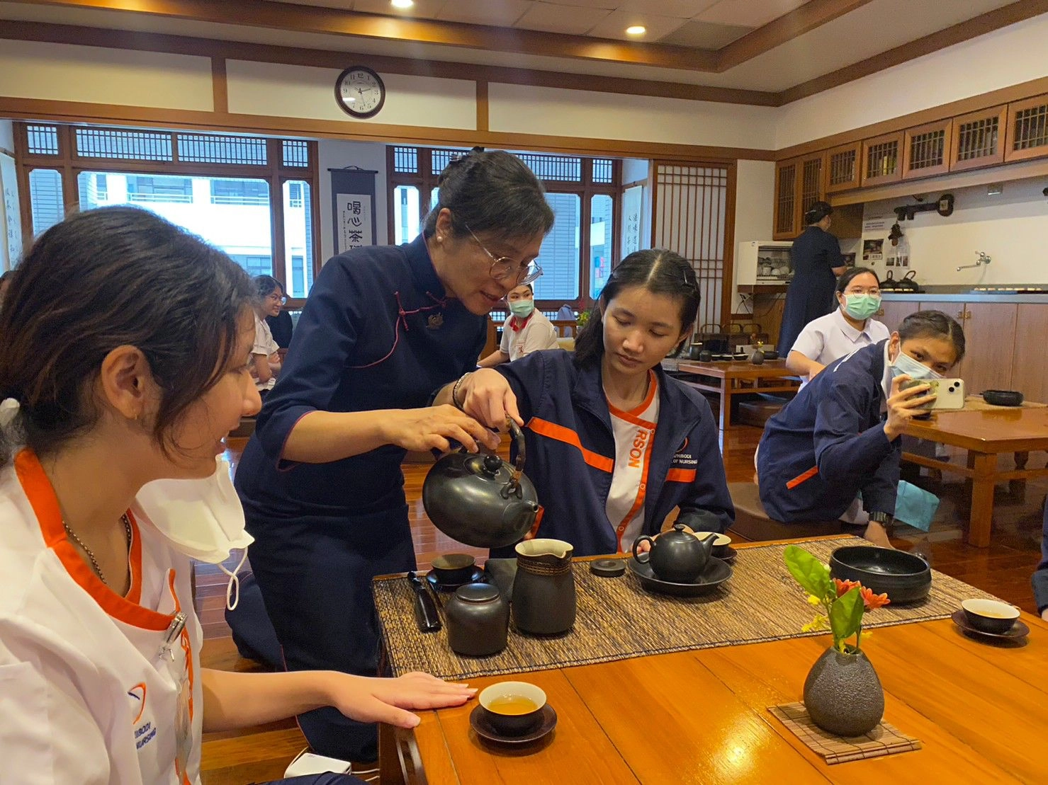 安排茶道及花道課程,讓泰國學生體驗慈濟人文之美。