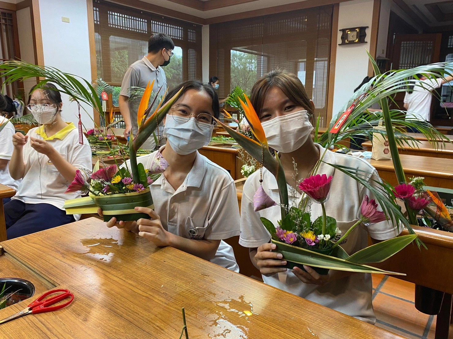安排茶道及花道課程,讓泰國學生體驗慈濟人文之美。