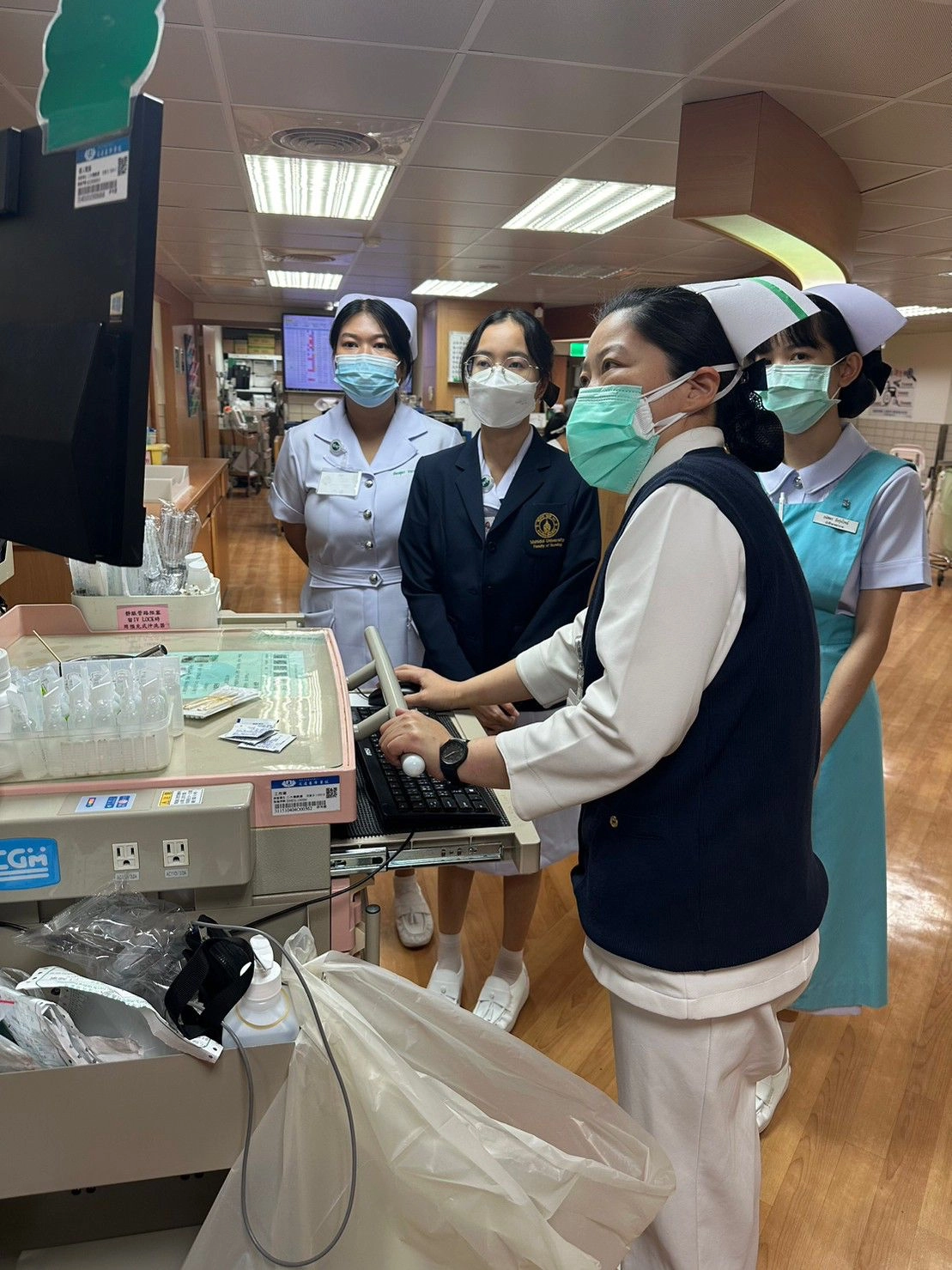 泰國學生到花蓮慈濟醫院見習,歐陽安琪老師向學生說明行動護理車操作方式。