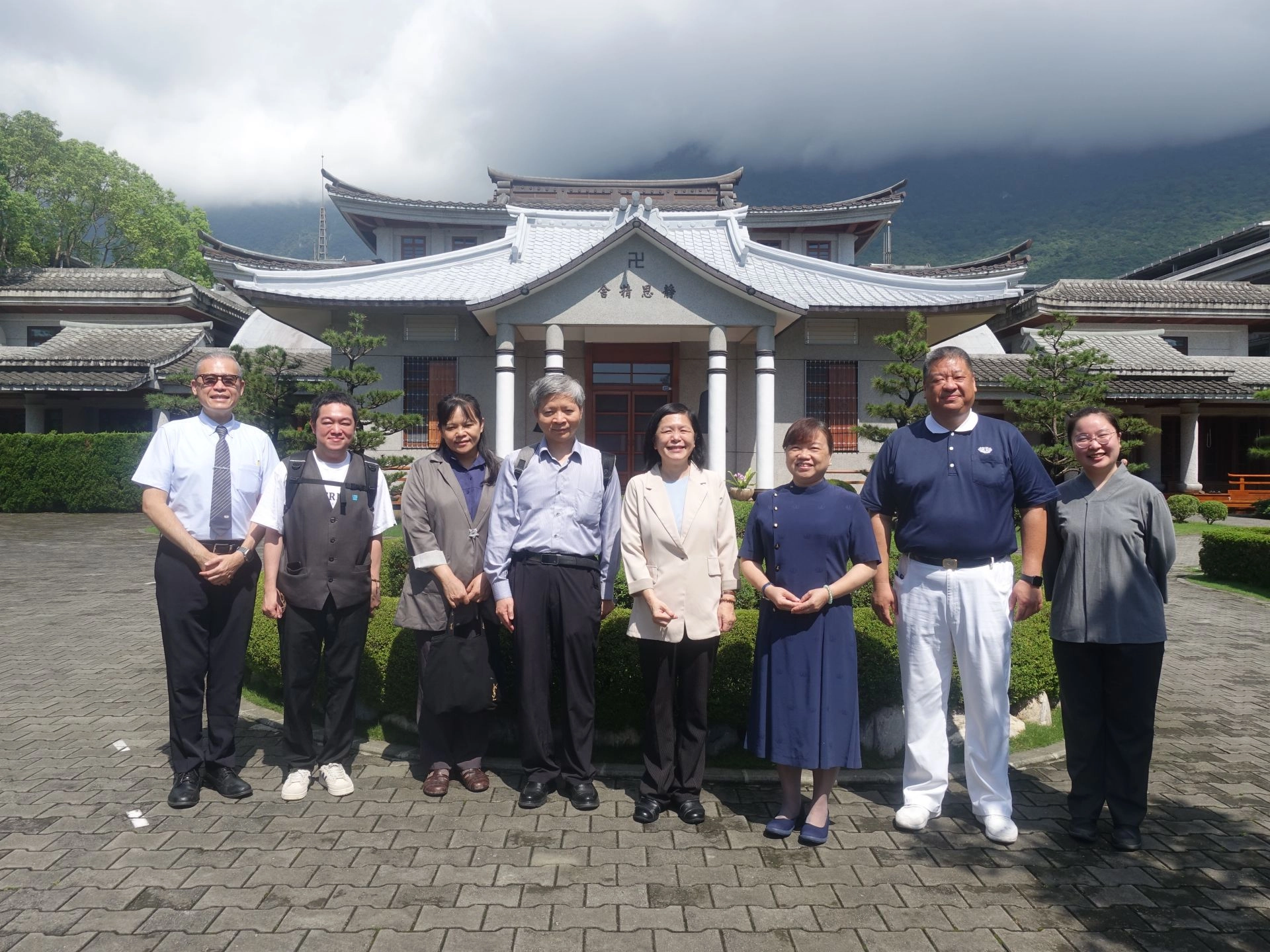 2023年6月5日慈濟與國立臺灣圖書館修復團隊將修復完成的《古蘭經》帶回台北,修復團隊包含國立臺灣圖書館曹翠英館長(右四)、徐美文博士(左三)、曾添福主任(左四)、簡張翔研究助理(左二),慈濟志工胡光中(右二)與促成修復的吳英美(右三)陪同。