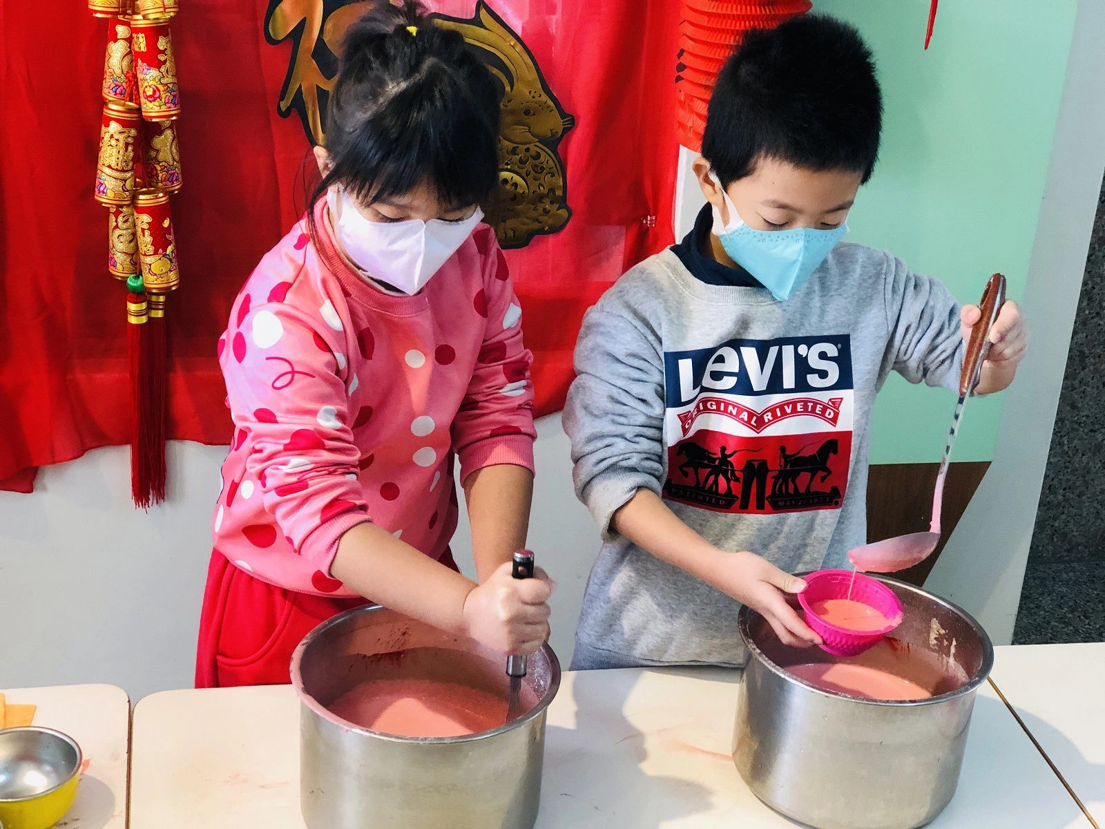 孩子體驗手作發粿，認識發粿文化意涵與製作過程