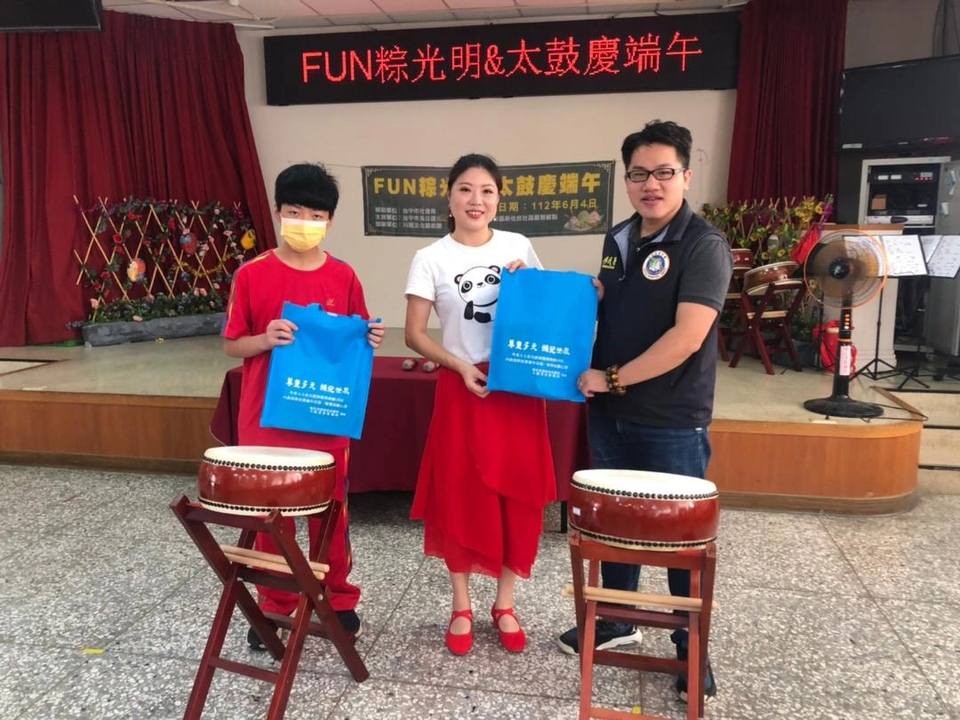 移民署同仁致贈禮物予新住民及其子女築夢計畫得獎人吳靜及陳冠杰