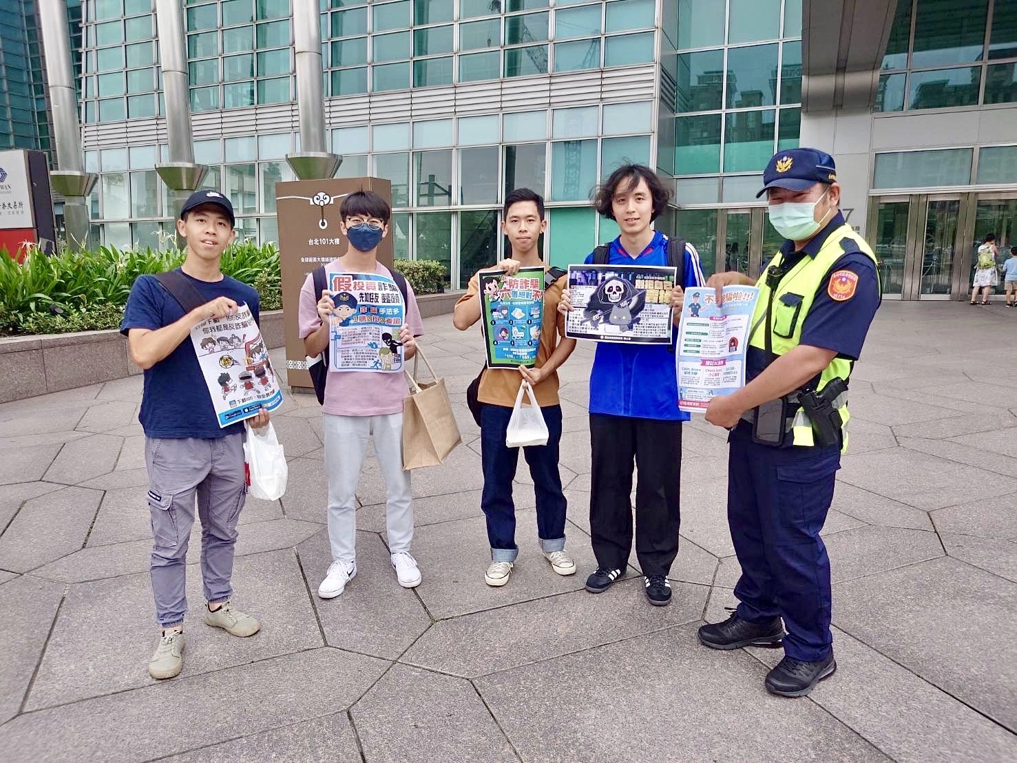 臺北市保安警察大隊宣導「七不原則」:不繳錢、不購買、不辦卡、不隨意簽約、證件不離身、不飲用、不非法工作。