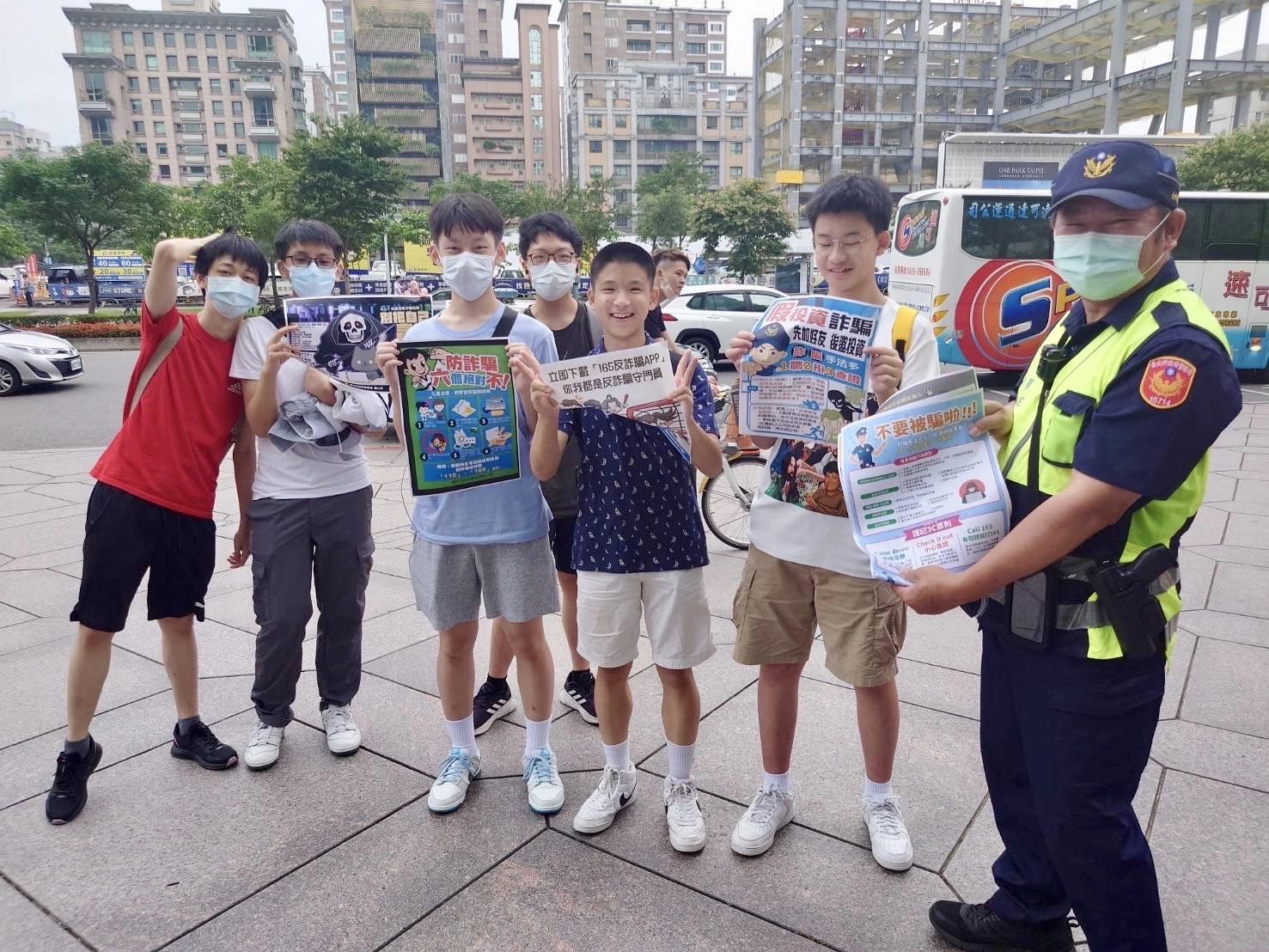 臺北市保安警察大隊宣導青少年面試「三要七不」原則,遠離求職陷阱。